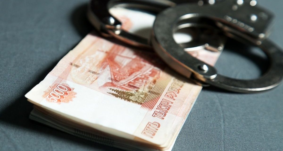 Гостья спрятала в жилетке 260 тысяч рублей, но хозяин дома застал её у выхода